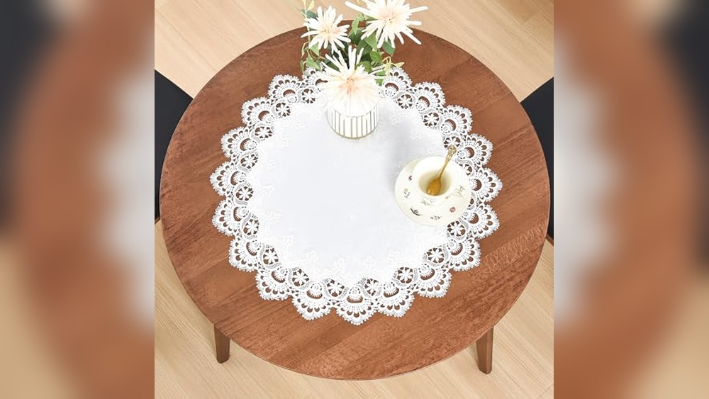 Table Runner on Round Table