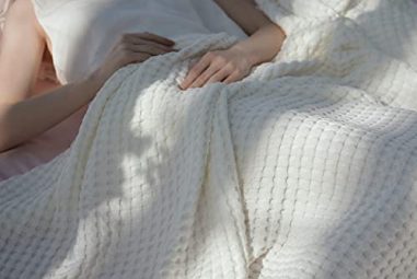 Best Blanket for Hot Sleepers – Lightweight & Soft